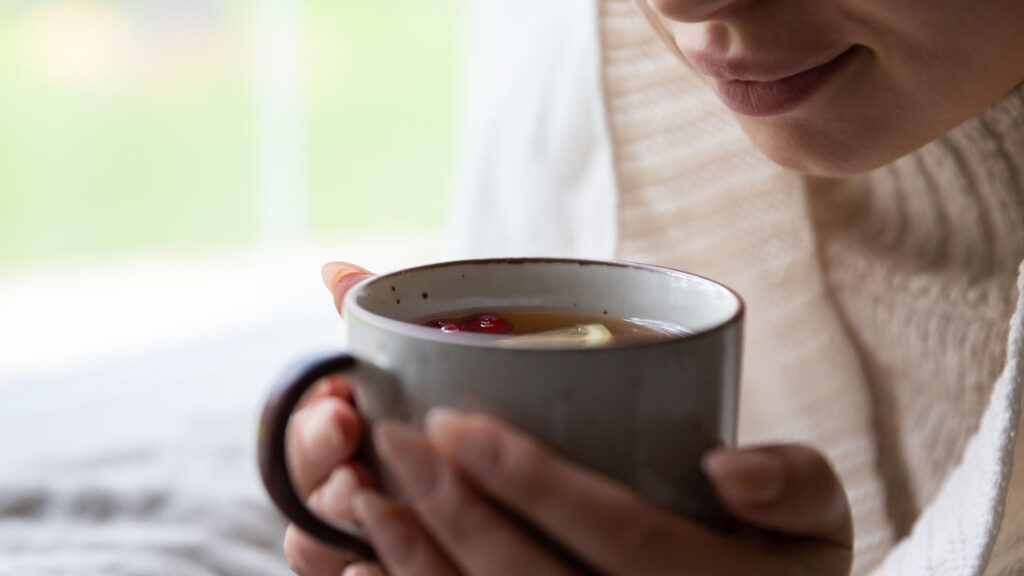 Persona tomando una taza de té, disfrutando del ritual del afternoon tea británico