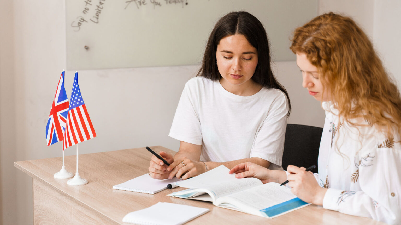 Estudiantes en una academia para aprender inglés participando en una clase interactiva