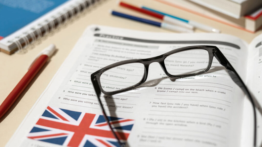 Grupo de estudiantes estudiando en una academia para aprender inglés