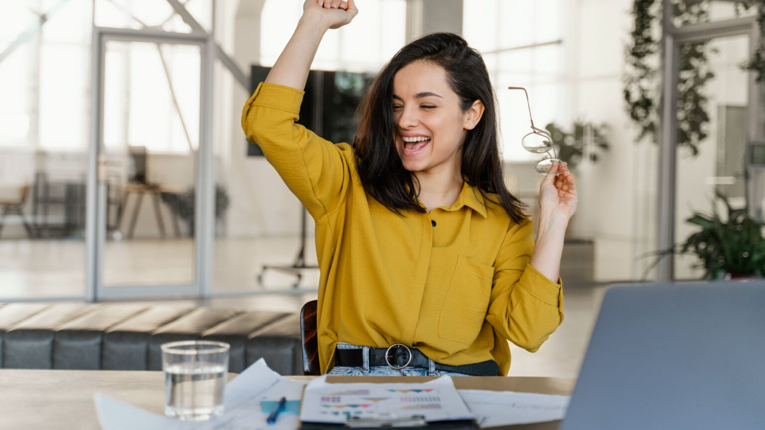 Una estudiante feliz porque por fin termino su curso de inglés